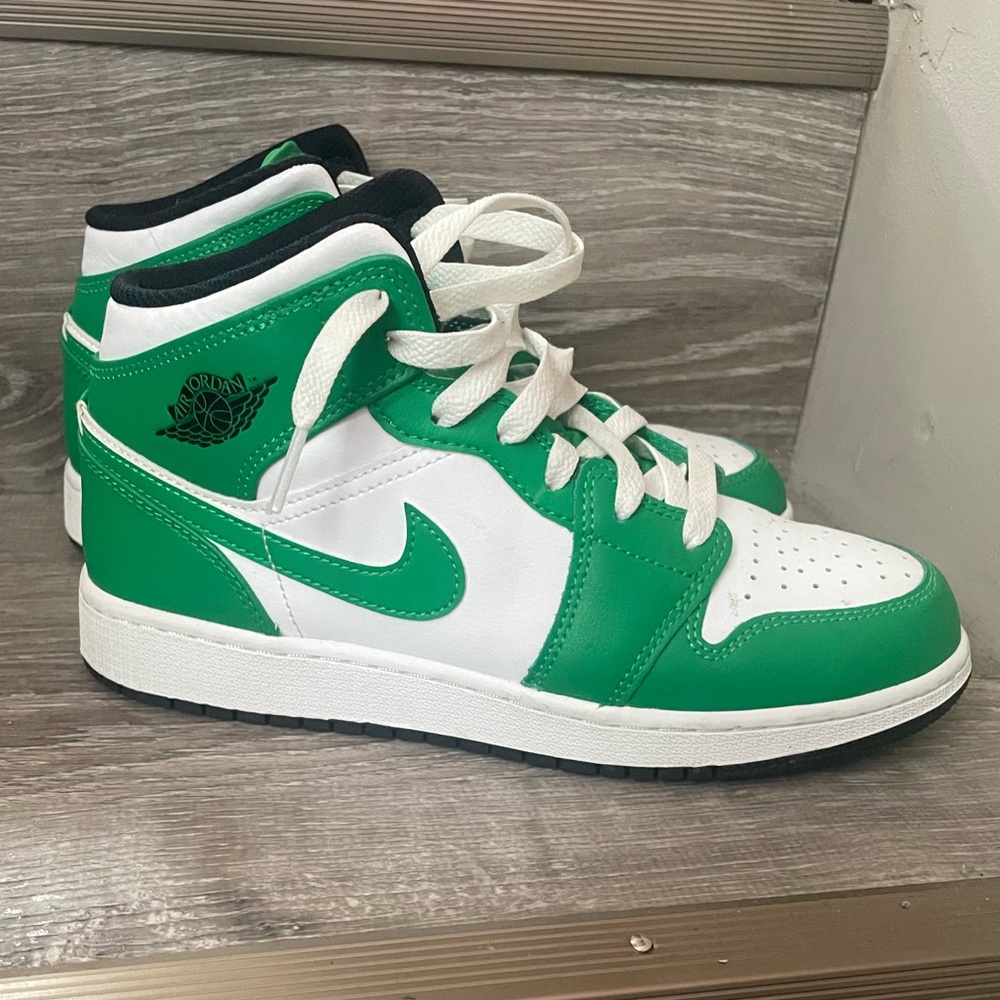 air jordan ones kid size boys 6 Sneakers in Green and White